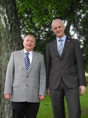 Bild vergr��ern: Neu im Mitarbeiterteam der Gemeinde Burbach ist Martin Rabe (li.). Er wird zuk�nftig die Prozesse zur Bew�ltigung des Klimawandels in Burbach koordinieren, steuern und neu ansto�en. B�rgermeister Christoph Ewers begr��te Rabe jetzt in Burbach. 

Bild: Gemeinde Burbach