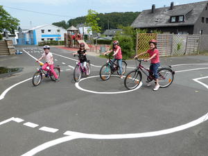 Bild vergr��ern: �ber einen neuen Verkehrs�bungsplatz verf�gt jetzt die Grundschule Wahlbach. Sicheres Fahrradfahren k�nnen die Kinder hier jetzt trainieren. 
Bildrechte: Grundschule Burbach