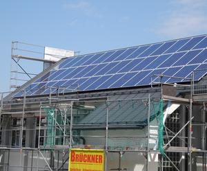 Bild vergr��ern: 25 neue Photovoltaikanlagen entstanden im letzten Jahr in Burbach. Unter anderem auf dem Dach der Burbacher Grundschule. Auf welchen D�chern noch Anlagen entstehen k�nnten zeigt das Solarpotenzialkataster. 
Bild: Gemeinde Burbach