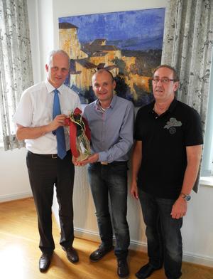 Bild vergr��ern: Sein 25-j�hriges Dienstjubil�um feierte jetzt Andreas Reitz (mi.), technischer Werkleiter der Gemeindewerke Burbach. B�rgermeister Christoph Ewers (li.) und Karl-Willi Eibach vom Personalrat gratulierten herzlich in einer kleinen Feierstunde. 
Bild: Gemeinde Burbach