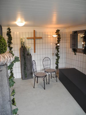 Bild vergr��ern: Ein neues stilvolles Ambiente hat jetzt der Aufbahrungsraum der Friedhofshalle in W�rgendorf erhalten.