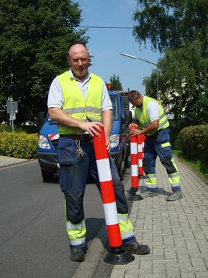 Bild vergr��ern: Neue Sicherheitspoller hat der Stra�enunterhaltungstrupp entlang des Gehweges der Grundschule Wahlbach aufgestellt. Leider rissen unbekannte �belt�ter die Einrichtungen in den letzten Tagen mehrfach aus und verteilten sie in der Landschaft.