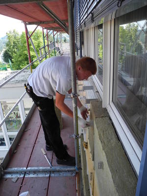 Bild vergr��ern: Derzeit werden an der Fassade der Grundschule Holzhausen neue D�mmplatten angebracht. In rund zwei Monaten wird das Geb�ude dann gut eingepackt in einer ansprechenden Optik fertig sein.