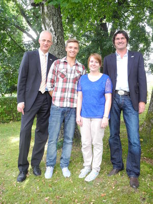 Bild vergr��ern: B�rgermeister Christoph Ewers (li.) und Fachbereichsleiter Rolf Winkel (re.) begr��ten Kevin K�ster und Vivien J�ppche als neue Auszubildende im Burbacher Rathaus.