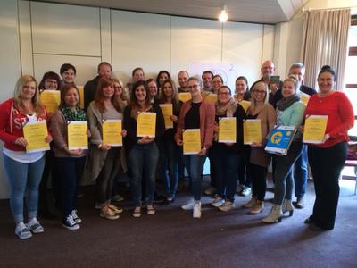 Bild vergr��ern: Dank einer gro�z�gigen Unterst�tzung des Lions-Clubs Burbach-Neunkirchen von rund 6.000 Euro konnte wieder eine Delegation des Lehrerkollegiums der Gemeinschaftlichen Sekundarschule Burbach-Neunkirchen an der dreit�gigen Fortbildung Lions Quest �Erwachsen werden� teilnehmen.