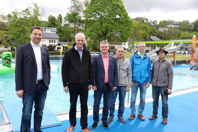Bild vergr��ern: Nach rund drei Jahren und umfangreichen Sanierungsma�nahmen fand jetzt die offizielle Wiederer�ffnung des Burbacher Freibades statt. Ein Bild vom neuen Freibad machten sich (v. l. n. r.) Ralf Wortmann, Gesch�ftsf�hrer der Firma LenneTherme, Burbachs B�rgermeister Christoph Ewers, Architekt Matthias Klein,  Bautechniker J�rg Ahnert von der Gemeinde Burbach, Klaus Bohmhammel (Ingenieurb�ro Gewatec) und Florian Haske (Ingenieurb�ro Schaumburg).