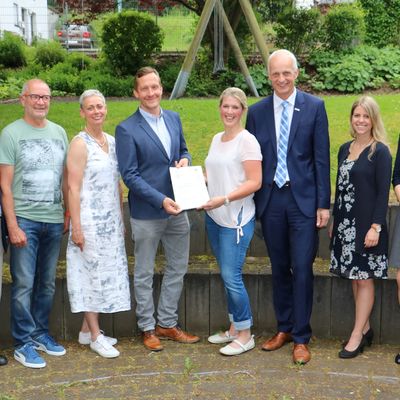 Bild vergr��ern: �ber einen F�rderbescheid aus dem Programm LEADER in H�he von rund 236.700 Euro konnte sich der  F�rderverein Kinderzuhause Burbach e.V. freuen. Andreas Pletziger (4.v.l.) �bergab den Bescheid an Schatzmeisterin Carmen Schneider (5.v.l.).