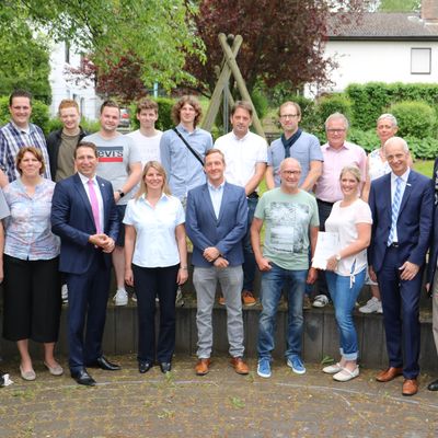 Bild vergr��ern: Gleich drei Projekttr�ger erhielten ihre F�rderbescheide im Rahmen des LEADER-Programms: F�rderverein Kinderzuhause Burbach e.V. (Projekt �Treffpunkt Leben�), der F�rderverein Skateranlage Wilnsdorf e.V. (Projekt �Skatepool Wilnsdorf�) sowie der CVJM Kreisverband Siegerland e.V. (Projekt �Band-Coaching Pop-Up
