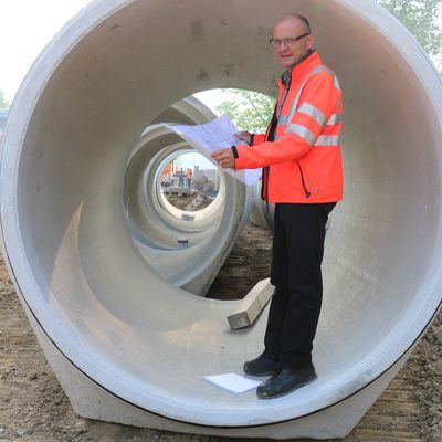 Bild vergr��ern: Mannshoch sind die Gro�rohre, die als Stauraum f�r das Regenwasser in der Dillenburger Stra�e eingebaut werden.