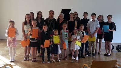 Bild vergr��ern: Es spielten: Daria und Maria Abramova, Chantal Kudrina, Martin Kudrin, Miron Kraus, Milada Pfaffenrot, Sofia Albrecht, Ashley Lind, Mary Jane Lind, Nikolas Merten, Nikita Wiens, Fiona Gomer, Jana, Nelly und Michelle Sch�tz und Evelyn Satanowski.