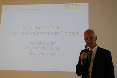 Bild vergr��ern: B�rgermeister Christoph Ewers (Bild) und Pfarrer Jochen Wahl hatten zur Informationsveranstaltung 800 Jahre Burbach eingeladen. Zahlreiche B�rger waren gekommen, um ihre Ideen f�r das Jubil�umsjahr mit einzubringen.