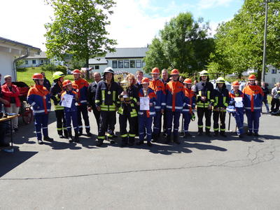 Bild vergr��ern: Stolze Sieger: Die Gruppe Lippe 1 belegte mit 4450 Punkten vor Niederdresselndorf 1 mit 4350 Punkten den ersten Platz. Auf Platz drei folgte Wahlbach 1 mit 4250 Punkten.
