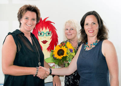 Bild vergr��ern: Das im Siegerland einzigartige Frauennetzwerk �PeperNet� feierte k�rzlich sein 10-j�hriges Jubil�um im Burbacher B�rgerhaus.
(v. l.) Kerstin Stahl, Gleichstellungsbeauftragte der Gemeinde Burbach, Namensgeberin Anna �Pepernet�, Heike Kadereit und Julia Gertz