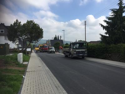 Bild vergr��ern: Letzte Hand wird noch f�r kleinere Anpassungsarbeiten angelegt. Ab Samstag kann dann wieder der Verkehr �ber die neue Stra�e rollen.