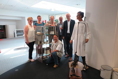 Bild vergr��ern: Von dem Inhalt der kleinen Ausstellung zum Umbau der Alten Vogtei und zum Apothekerwesen in Burbach �berzeugten sich Cornelia Oerter, Gemeinde Burbach, Kristina B�sch, Heimatverein �Alte Vogtei�, Sparkassenvorstandsvorsitzender Wolfgang Franz, Heimatvereinsvorsitzender Volker G�rke und B�rgermeister Christoph Ewers (v.l.). Dr. Andreas Bingener (vorne) hat geholfen, die Ausstellung zusammenzustellen.