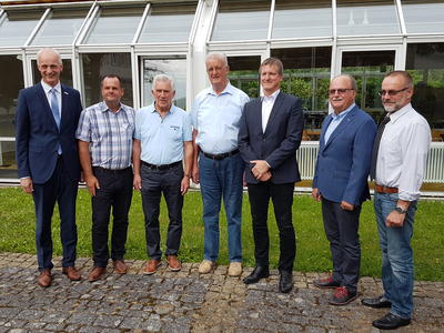 Bild vergr��ern: Zum Gruppenbild mit B�rgermeister Christoph Ewers versammelten sich die alten und neuen Ortsvorsteher (v.l.): Auf Frank Stolz (Gilsbach), Leo Schr�der (Holzhausen) und Waldemar Herr (Burbach) folgen J�rg Steinecke (Gilsbach), Helmut Willwacher (Holzhausen) und Klaus Pohler (Burbach).