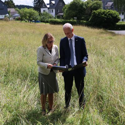 Bild vergr��ern: Stellvertretend f�r die Initiatoren des Projektes �Zusammenleben gestalten� stellten Annette Hering und B�rgermeister Christoph Ewers die Pl�ne zur Gr�ndung einer Wohnungsgenossenschaft in Holzhausen vor.