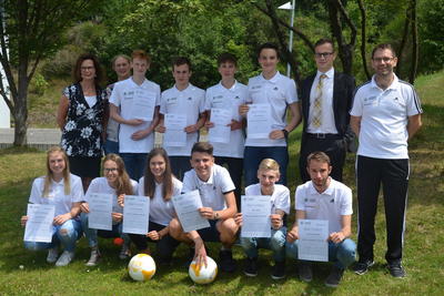 Bild vergr��ern: Fu�ballbegeisterte Sch�lerinnen und Sch�ler der Gemeinschaftsschule Burbach wurden in einer 40-st�ndigen theoretischen Schulung und in einer einj�hrigen Praxisphase zum DFB-JUNIOR-COACH ausgebildet.