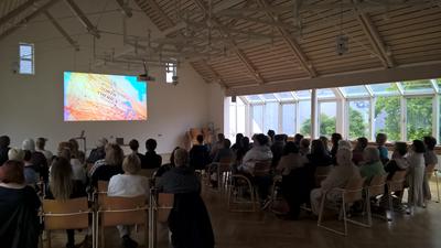 Bild vergr��ern: Burbachs Gleichstellungsbeauftragte Kerstin Stahl lud in das B�rgerhaus zur Filmvorf�hrung �Embrance - du bist sch�n� ein.