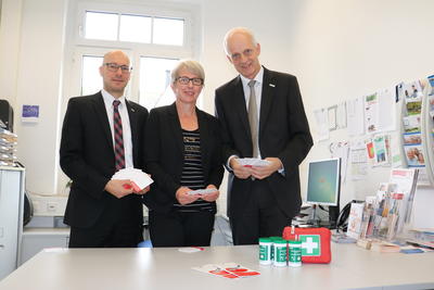 Bild vergr��ern: Torsten Jentsch (li.) von der Audi BKK �bergab jetzt an B�rgermeister Christoph Ewers (re.) und Birgit Meier-Braun die frisch gedruckten Notfallausweise, die erg�nzend zu den Notfalldosen ab sofort im Rathaus oder bei der Audi BKK kostenlos erh�ltlich sind.