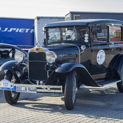 Bild vergr��ern: Gudrun und Andreas Beul bringen mit ihrem Ford A Baujahr 1930 das �lteste Fahrzeug an den Start.