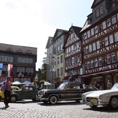 Bild vergr��ern: Auf dem Marktplatz von Herborn wird das Teilnehmerfeld am fr�hen Nachmittag zur Stempelkontrolle erwartet.