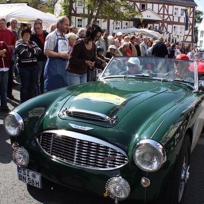 Bild vergr��ern: Vor der Kulisse des Haus Herbig findet der Zieleinlauf der Siegerland Classic im Rahmen des Museumsfestes in der Burbacher Ortsmitte statt.