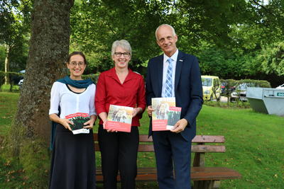 Bild vergr��ern: B�rgermeister Christoph Ewers (re.), Seniorenbeauftragte Birgit Meier-Braun (mi.) und Heike Dreisbach (re.), Referentin f�r Erwachsenenbildung beim Evangelischen Kirchenkreis Siegen stellten Programm der Reihe �Geborgenheit im Alter� vor.