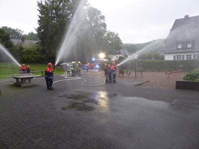 Bild vergr��ern: Massiver L�schangriff zum Schutz des Nachbargeb�udes.