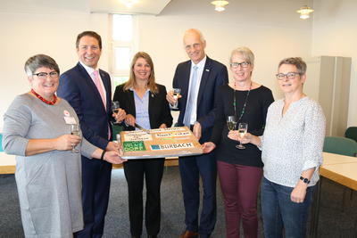 Bild vergr��ern: Grund genug, um mit einem Gl�schen Sekt anzusto�en: Seit 10 Jahren gibt es die Senioren-Service-Stellen im s�dlichen Siegerland.