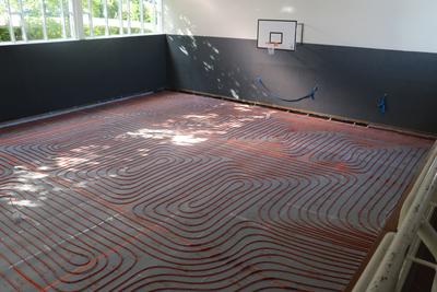 Bild vergr��ern: Eine neue Fu�bodenheizung sorgt in der Turnhalle in Niederdresselndorf demn�chst f�r wohlige W�rme. Zwischenzeitlich ist der Estrich ebenfalls eingebaut. Planm��ig soll die Halle im November f�r den Betrieb wieder freigegeben werden.