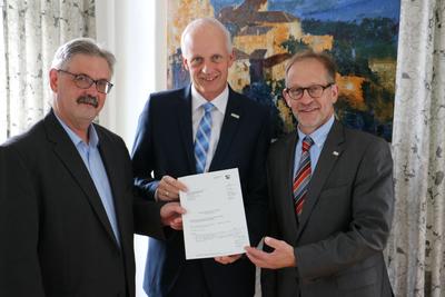 Bild vergr��ern: Volker G�rke, Vorsitzender des Heimatvereins �Alte Vogtei� Burbach, und B�rgermeister Christoph Ewers konnten jetzt von Ferdinand A�hoff (v.l.) den F�rderbescheid zum Umbau der Vogtei zum Besucher-, Begegnungs- und Erlebniszentrum entgegennehmen.