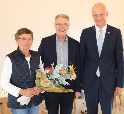 Bild vergr��ern: B�rgermeister Christoph Ewers (li.) verabschiedete den langj�hrigen SPD-Fraktionschef Wolfgang Kasper (mi.) in der j�ngsten Gemeinderatssitzung. Ihn und seine Frau Ricarda (li.) zieht es in Rheinland.