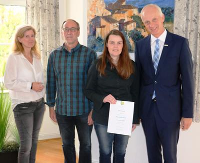 Bild vergr��ern: F�r 25-j�hrige T�tigkeit bei der Gemeinde Burbach gratulierten B�rgermeister Christoph Ewers (r.), Fachbereichsleiterin Kirsten Herr (l.) und Karl-Willi Eibach (2.v.l.) vom Personalrat der Jubilarin Heike Moll herzlich.