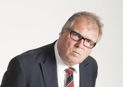 Bild vergr��ern: Thomas Freitag, der Kabarettaltmeister steht f�r bitterb�se Auseinandersetzungen mit dem politischen Alltagswahnsinn, gro�es schauspielerisches K�nnen und eine unbestechliche Haltung. Mit seinem neuen Programm wirft er einen scharfen, satirischen und sehr komischen Blick auf Europa... oder das, was davon noch �brig ist.