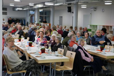 Bild vergr��ern: Gro�en Anklang fand wieder einmal das Seniorenfr�hst�ck in der Schulmensa in Burbach. Bereits zum 10. Male hatte der Arbeitskreis Seniorenfr�hst�ck dazu eingeladen.