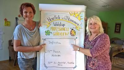 Bild vergr��ern: Burbachs Gleichstellungsbeauftragte Kerstin Stahl und Diplom Medienwirtin Heike Kadereit luden jetzt zum Workshop �Professionell gl�cklich?!� in der alten Packstation in Burbach. Mit wissenschaftlichen Ans�tzen und praktischen Tipps konnten die Teilnehmerinnen dem pers�nlichen Gl�ck ein St�ck n�her gebracht werden.