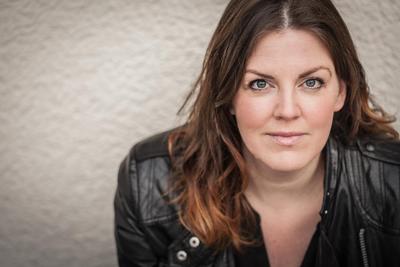 Bild vergr��ern: Johanna Kl�pper liest am 29. Oktober aus ihrem Burbach �Leben ist das neue Sterben� im Vereinshaus der ev. Gemeinschaft in Burbach.