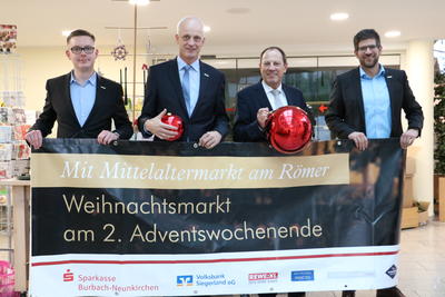 Bild vergr��ern: Mit rund 60 St�nden, einem Mittelaltermarkt und einem abwechslungsreichen Veranstaltungsprogramm setzt der 25. Burbacher Weihnachtsmarkt seine Tradition am zweiten Adventswochenende fort. 

Vl. Jannic Danneels (Gemeinde Burbach), B�rgermeister Christoph Ewers, Wolfgang Franz (Vorstandsvorsitzender der Sparkasse Burbach-Neunkirchen), Johannes Werthenbach (Leiter B�ro B�rgermeister)