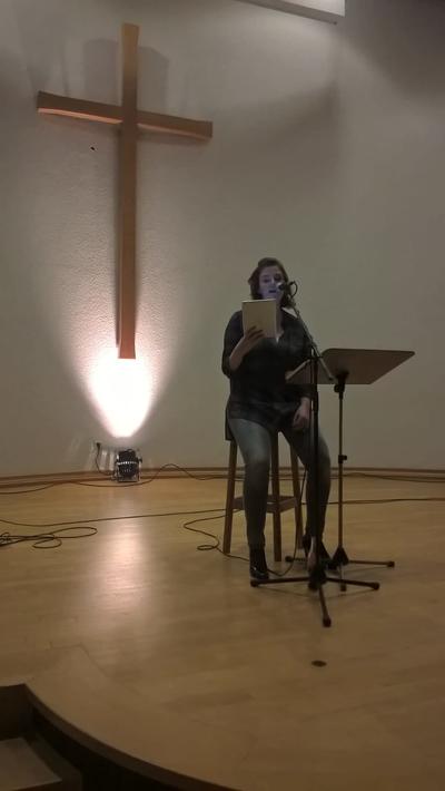 Bild vergr��ern: Mit ihrer Lesung aus dem Buch �Leben ist das neue Sterben� begeisterte Johanna Kl�pper im Rahmen der Veranstaltungsreihe �Geborgenheit im Alter� die Zuh�rer.