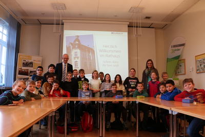 Bild vergr��ern: Die vierte Klasse der Grundschule Hickengrund, Teilstandort Holzhausen, besuchte jetzt das Burbacher Rathaus. B�rgermeister Christoph Ewers freute sich �ber die G�ste aus dem Hickengrund.