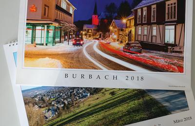 Bild vergr��ern: Der neue Kalender mit Burbacher Motiven ist ab sofort unter anderem im B�rgerb�ro erh�ltlich.