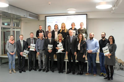 Bild vergr��ern: Vertreter der Burbacher Unternehmen OPS Ingersoll, Eltherm, Buhl Paperform, Hering Bau, Vetter Industrie, Awiwa, Hess Kunststofftechnik sowie der Sparkasse Burbach-Neunkirchen unterzeichneten jetzt eine Kooperationsvereinbarung mit der Gemeinschaftlichen Sekundarschule Burbach-Neunkirchen.