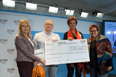 Bild vergr��ern: Ausgezeichnet wurde jetzt der Verein Zanshin Siegerland. Parlamentarische Staatssekret�rin im Bundesministerium f�r Frauen Elke Ferner (re.) �bergab den Preis an Vorsitzenden Oliver L�tz (2.v.l.) im Beisein von Kerstin Stahl (2.v.r.), Gleichstellungsbeauftragte der Gemeinde Burbach, und Dr. Petra Tzschoppe, Vizepr�sidentin Frauen und Gleichstellung im Deutschen Olympischen Sportbund.