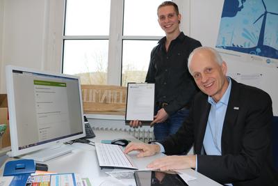 Bild vergr��ern: Ein Fragebogen wird kommende Woche verteilt, um den Bedarf eines E-B�rgerautos f�r den Hickengrund in Erfahrung zu bringen. Klimamanager Janis Dinter und B�rgermeister Christoph Ewers hoffen auf eine rege Teilnahme an der Befragung, die auch online m�glich ist.