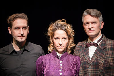 Bild vergr��ern: Spannender kann ein Krimiabend kaum noch werden! Ein Live-H�rspiel-Krimi mit Klaus Kr�ckemeyer, den im Siegerland aufgewachsenen Schauspieler und Entertainer des hessischen Staatstheaters Wiesbaden, und seiner Partnerin Chris Pichler. F�r Komposition, Musik und Ger�usche zeichnet Timo Willecke verantwortlich.