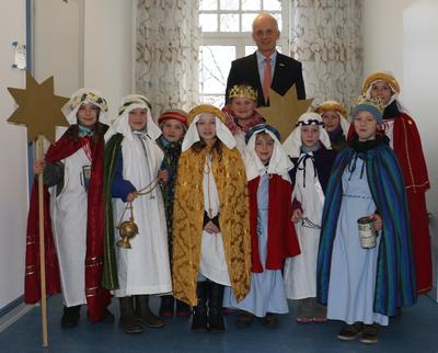 Bild vergr��ern: Traditionell empfing B�rgermeister Christoph Ewers die Sternsinger im Rathaus. Sie sammeln f�r einen guten Zweck. In diesem Jahr geht der Sammelerl�s in die Bek�mpfung der Kinderarbeit.