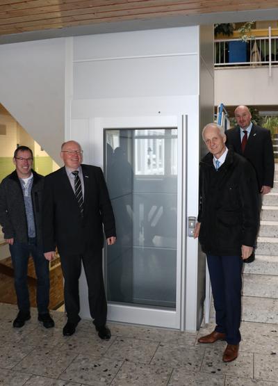 Bild vergr��ern: J�ngste Investition in die Schulinfrastruktur: Ein neuer Aufzug in der Grundschule Holzhausen sorgt f�r die n�tige Barrierefreiheit.