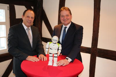 Bild vergr��ern: Vorstandsvorsitzender Wolfgang Franz (li.) und Frank Podehl, Mitglied des Vorstandes der Sparkasse Burbach-Neunkirchen, blickten auf ein erfolgreiches Gesch�ftsjahr 2017 zur�ck.