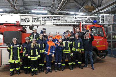 Bild vergr��ern: �ber neue M�tzen konnte sich jetzt die Jugendfeuerwehr Burbach dank einer Spende der Sparkasse Burbach-Neunkirchen freuen.
